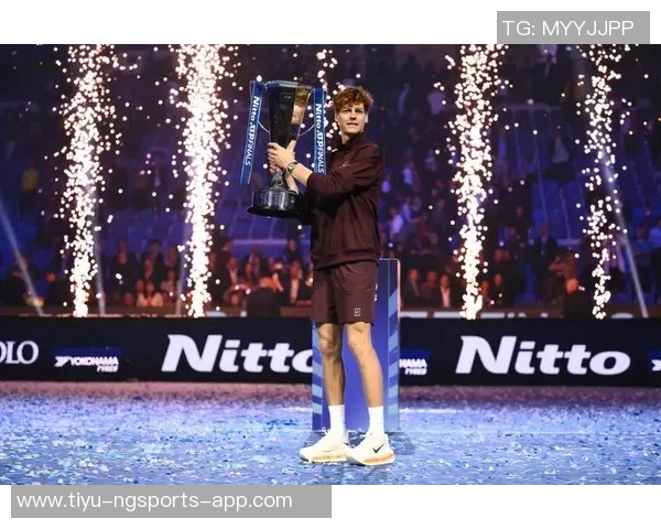 意大利国家队主帅斯帕莱蒂现场观赛ATP总决赛与冠军辛纳亲密合影 意大利国家队主帅斯帕莱蒂现场观赛ATP总决赛与冠军辛纳亲密合影