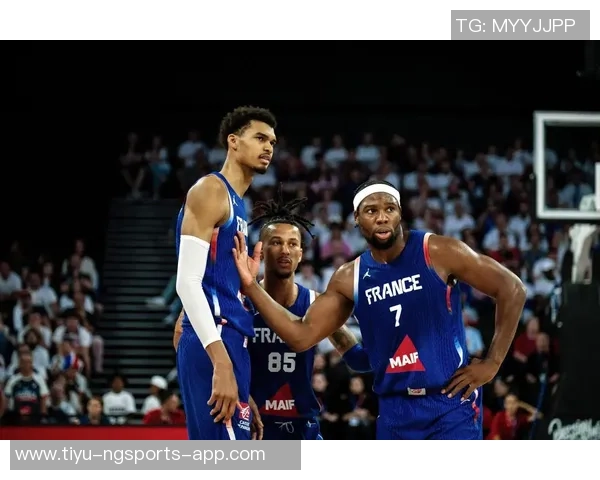 迈克布朗暂停时特别强调拉塞尔在进攻端的重要性与战术安排 迈克布朗暂停时特别强调拉塞尔在进攻端的重要性与战术安排